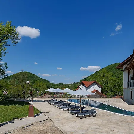 Hotel Molfar & карпати Saján